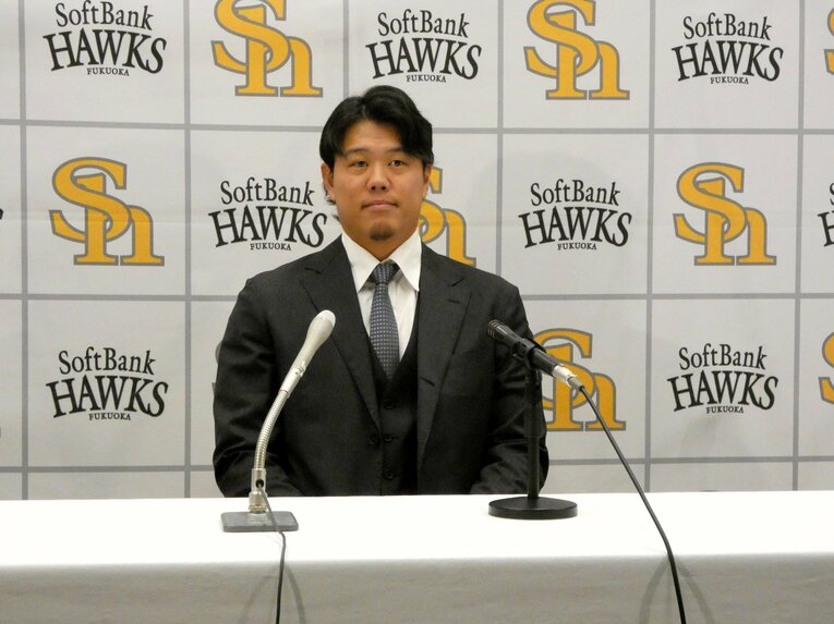 昨年12月撮影、契約更改時の上茶谷　©Kotaro Tajiri