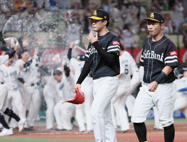 サヨナラ弾を浴び、降板する藤井。ソフトバンクは翌日も敗れ、リーグ優勝を逃した ©JIJI PRESS