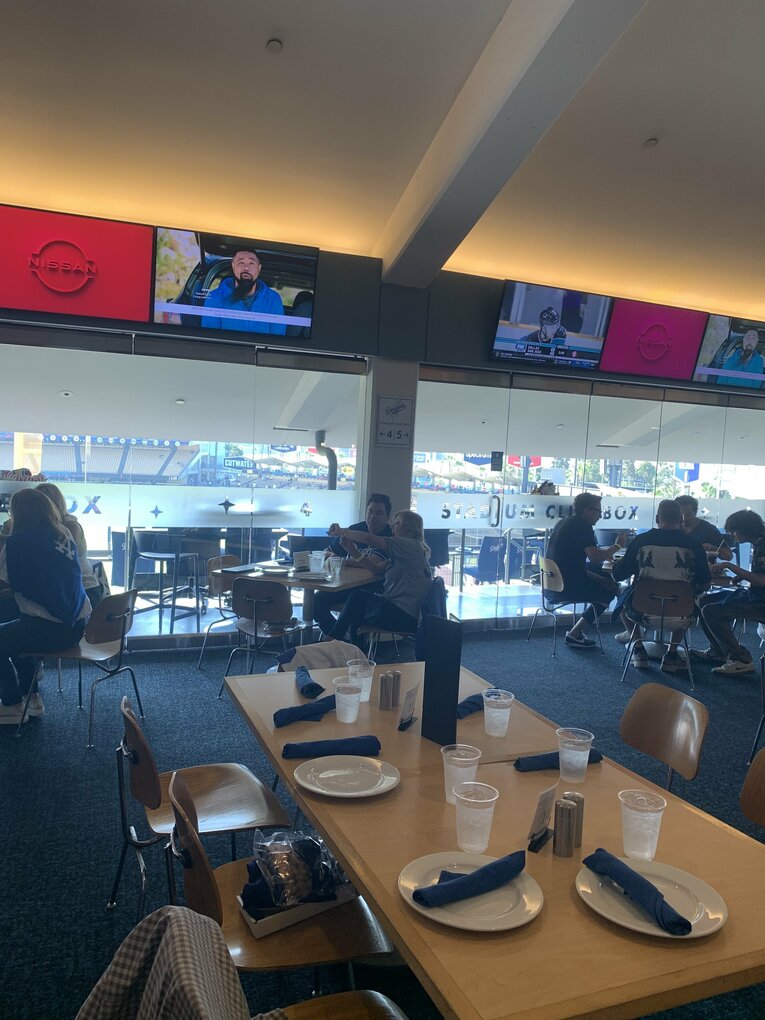 【ドジャースタジアム】「スタジアムクラブ」は確実に着席したければ予約をした方がいいようだ。しなくても入れたが……