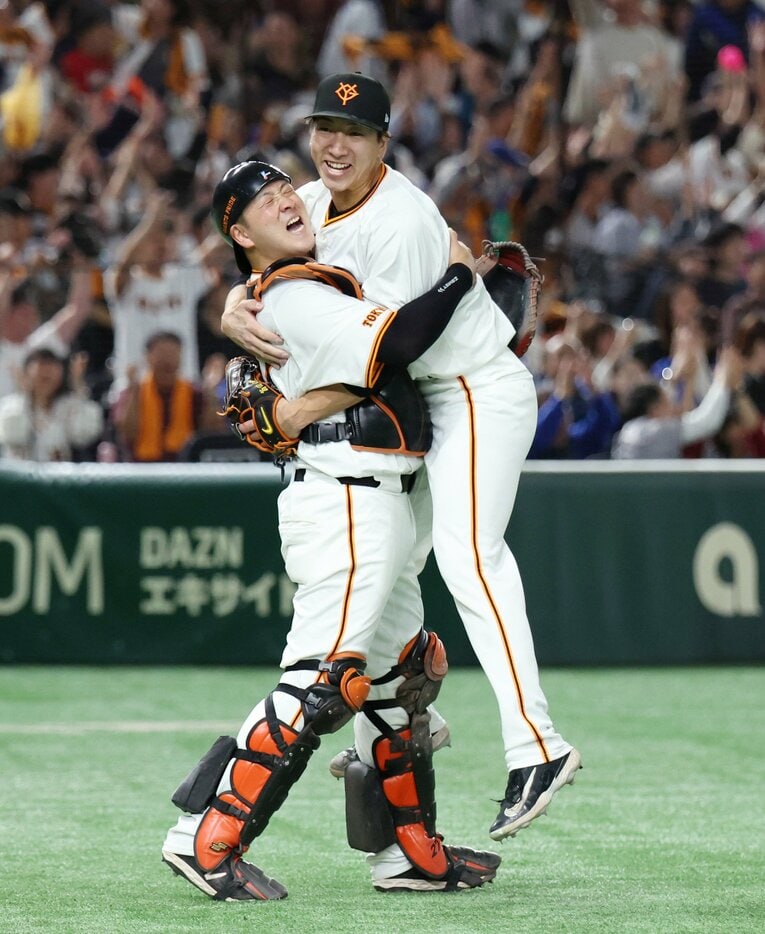 岸田行倫（28歳）は今シーズン79試合に出場したが…　©JIJI PRESS