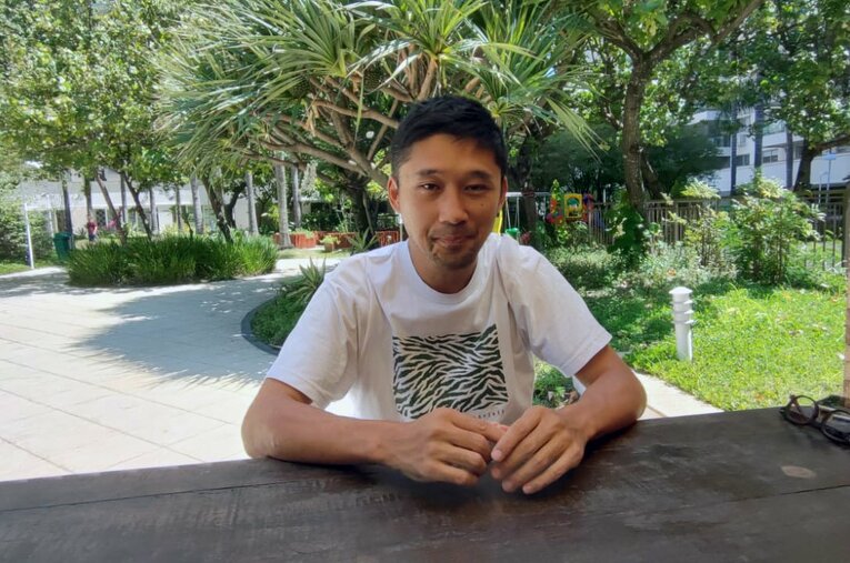 取材に応じる夫・陽樹さん　©Hiroaki Sawada