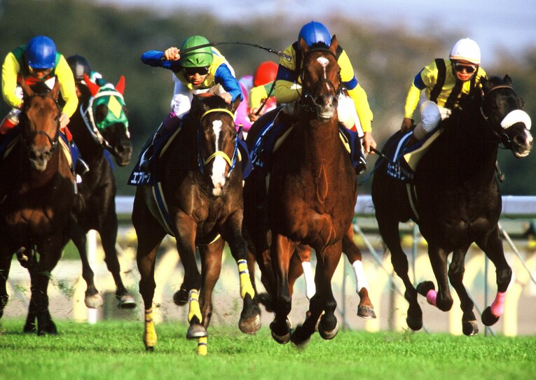 1997年の天皇賞・秋。武豊のエアグルーヴと岡部幸雄が騎乗するバブルガムフェローの一騎打ち　©Keiji Ishikawa