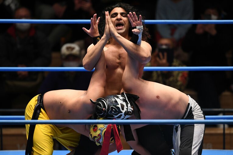 1月2日（昼）の全日本プロレス。2人同時に技をかけるバリヤンアッキ