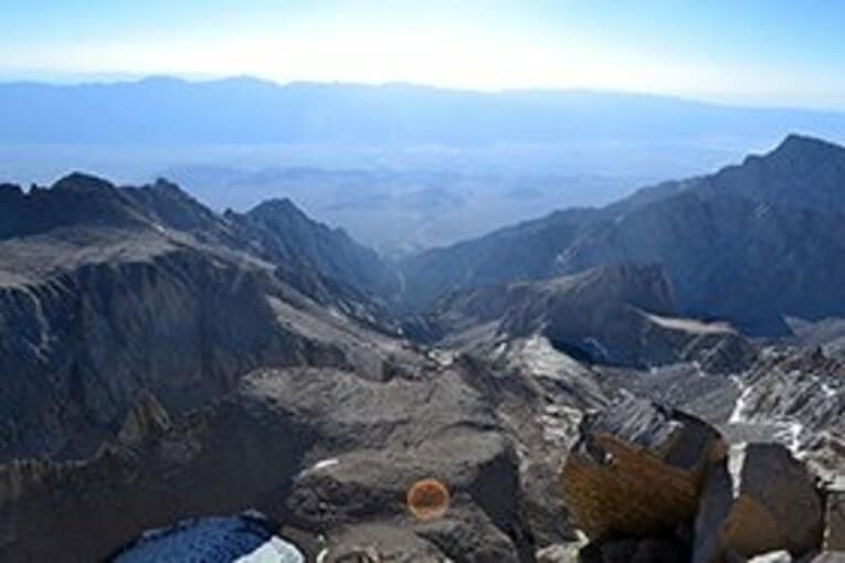 谷底にはモハベ砂漠が見える。「あそこから来たんだ」と感慨深い。 