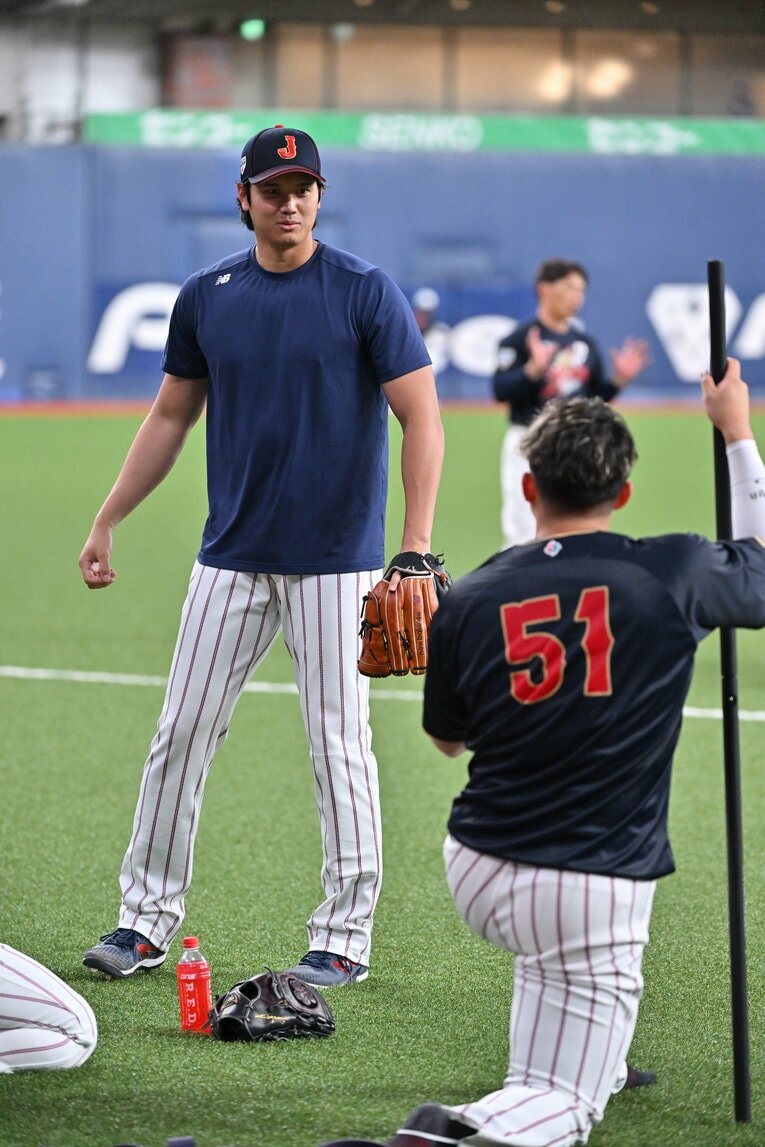 鈴木誠也と談笑する　©Hideki Sugiyama