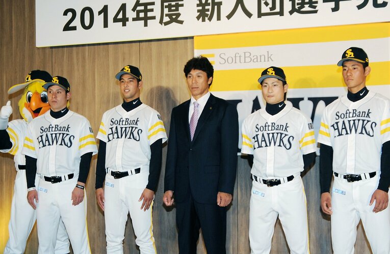 ソフトバンク入団時（右から2番目）　©JIJI PRESS