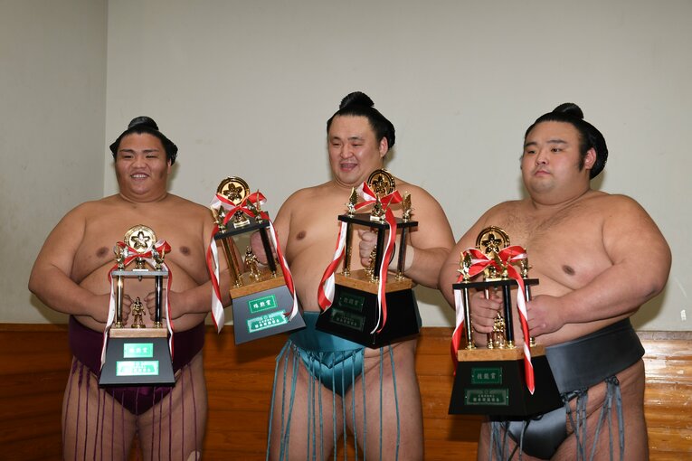 2019年初場所では殊勲賞を受賞した御嶽海。優勝した玉鷲（殊勲賞、敢闘賞）、貴景勝（技能賞）との3ショット　©Keiji Ishikawa