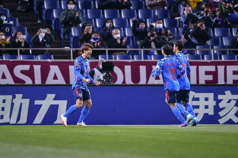 PKを決めて雄叫びをあげる大迫勇也　©Takuya Sugiyama/JMPA