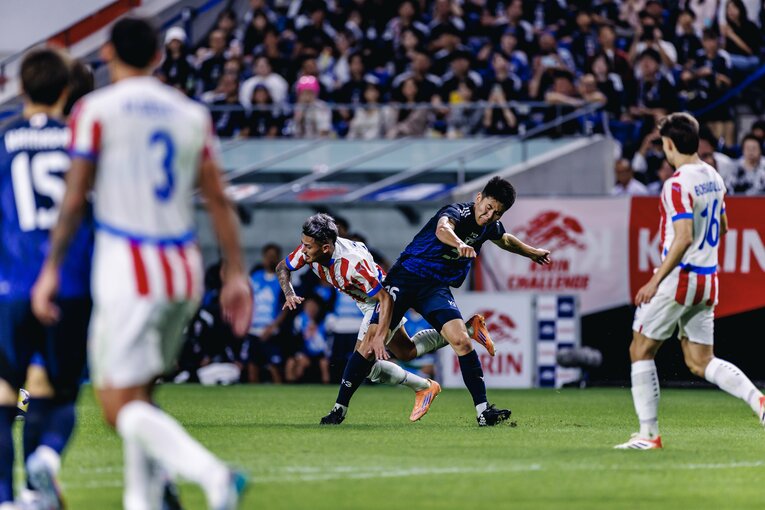 パラグアイ戦で奮闘する鈴木淳之介。森保監督に高い評価を受けた　©Kiichi Matsumoto