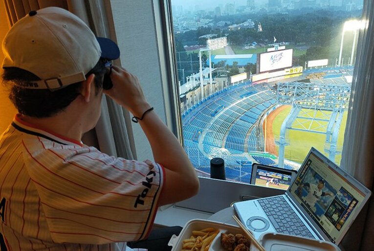 ヤクルト版“新しい観戦様式”。僕はホテルの窓越しに開幕戦を見た。(3)