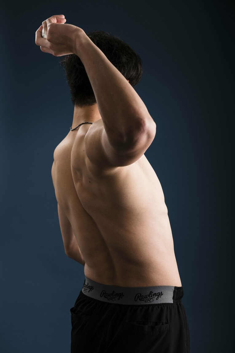 Number1066号「筋肉特集」に登場したオリックス山崎颯一郎（24歳）。自慢の部位は「肩周り」とのこと　©︎Kurashina Naohiro