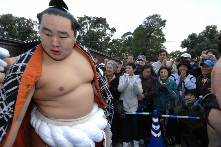 巡業中のレアな姿と綱入り　©BUNGEISHUNJU