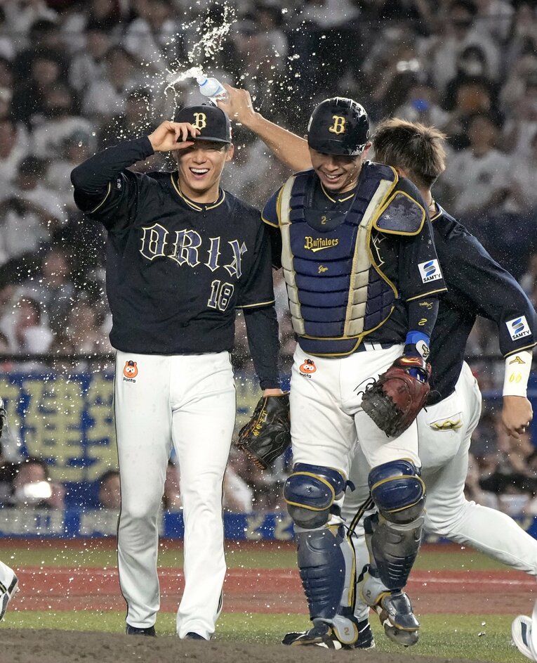 9月のロッテ戦では2年連続となるノーヒットノーランを達成した山本由伸（左）を好リードで支えた　©︎KYODO