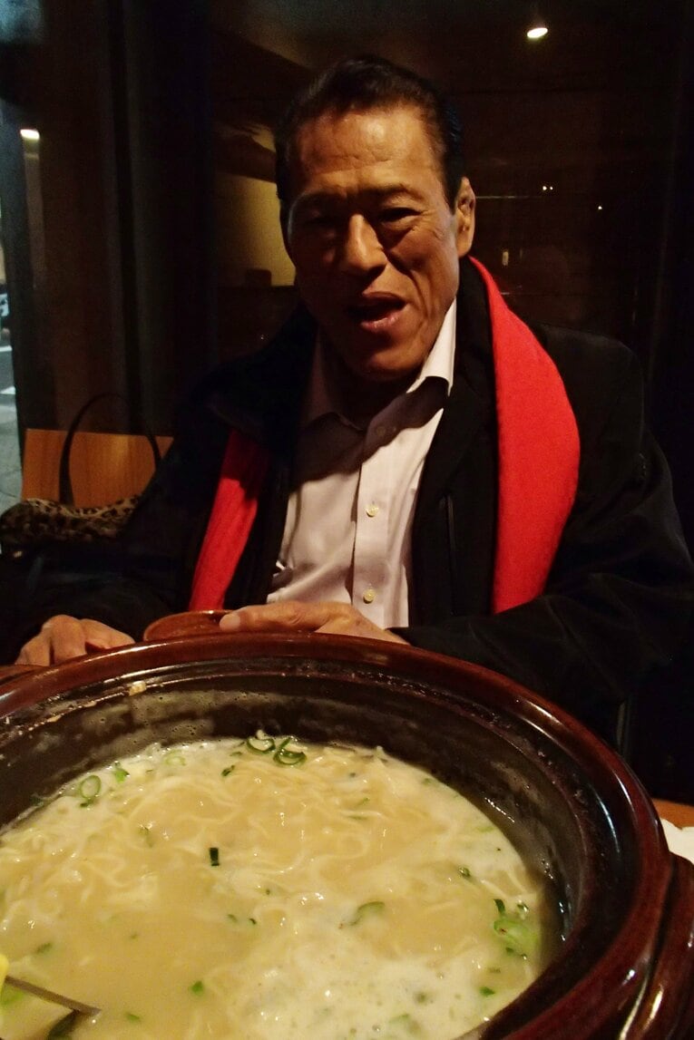 生姜を利かせたつくね鍋にラーメンを入れて食べる猪木。2020年1月撮影