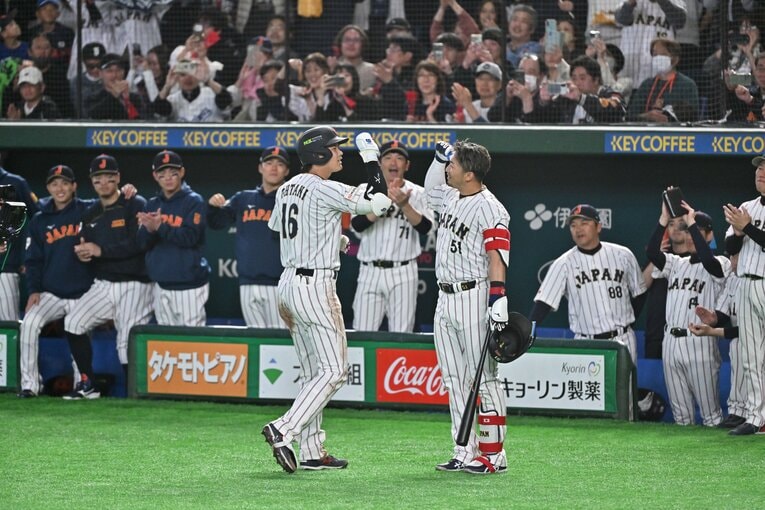 韓国戦で2戦連発の本塁打を放った大谷翔平が鈴木誠也と“同期肘タッチ”を交わす　©️Hideki Sugiyama