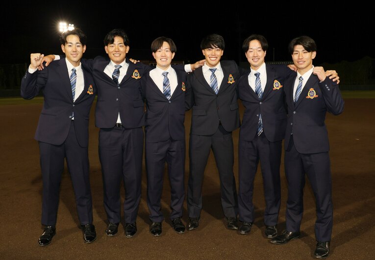 オリックス1位の麦谷（右から3人目）ら6人が指名を受けた富士大。一方で志望届提出者は「7名」だった　©JIJI PRESS