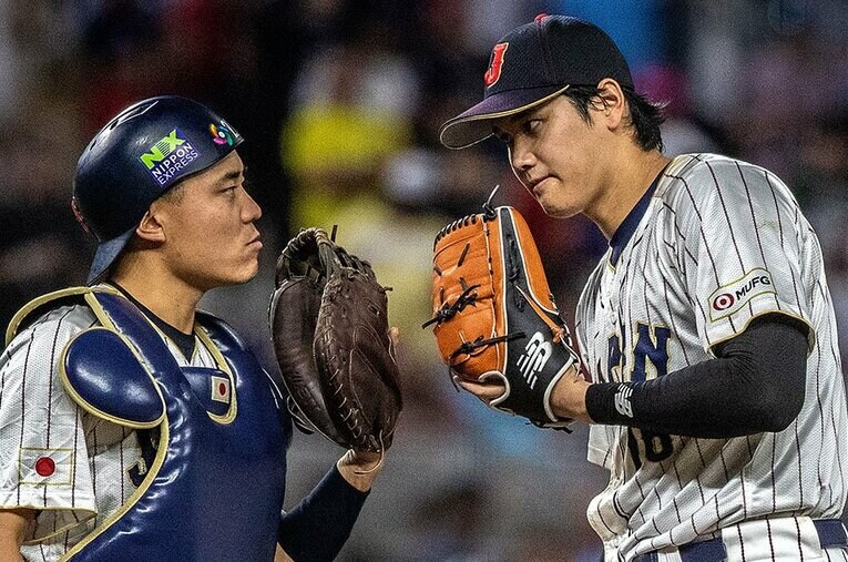 WBC決勝9回、リリーフのマウンドに立った大谷翔平と話す中村悠平。即席バッテリーでも快投を引き出した ／ photograph by JIJI PRESS