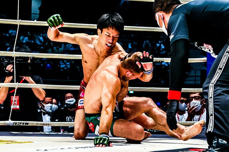 テクニカルかつ威力抜群の打撃で扇久保博正に完勝した朝倉海。念願のベルト奪取で2DAYS興行を締め括った。 ／ photograph by (C)RIZIN FF SUSUMU NAGAO