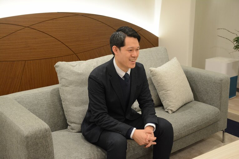 西武のグルメ担当、豊田俊太さん　©Carlos Yabuki