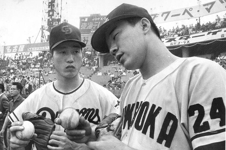 1961年オールスターで言葉を交わす権藤博（中日／セ・リーグ）と稲尾和久（西鉄／パ・リーグ） ／ photograph by Sankei Shimbun