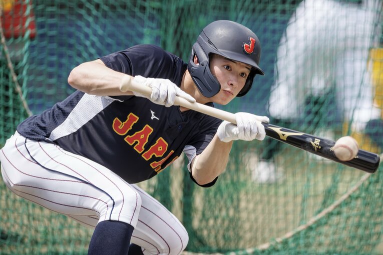 「全員、バントのサインを出す」。馬淵監督の徹底した野球が世界を制した（写真はバント練習中の丸田湊斗） ©Kichi Matsumoto