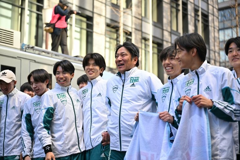 12年間で9度の総合優勝を誇り、「箱根駅伝の絶対王者」とも言える青学大と原監督　©JIJI PRESS