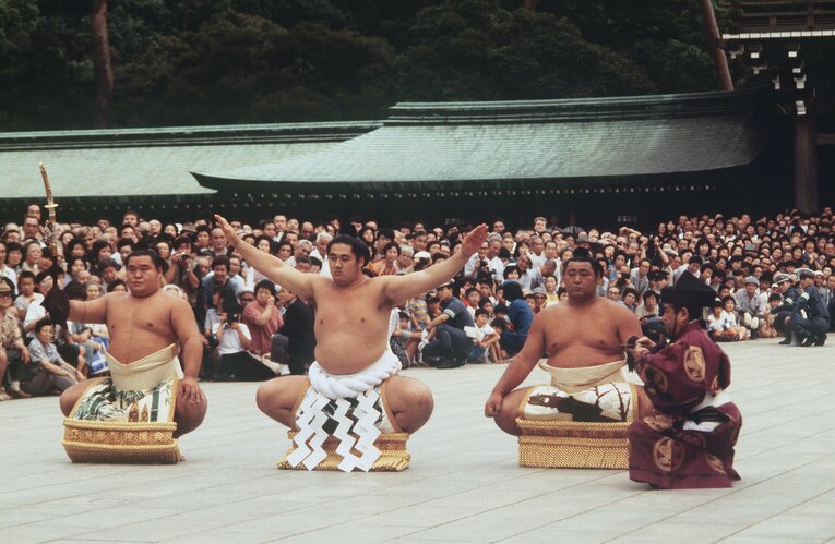 1986年7月、明治神宮で奉納土俵入りを行う新横綱・双羽黒　©JIJI PRESS