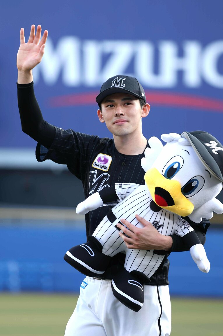 完全試合を達成して祝福される佐々木　©JIJI PRESS