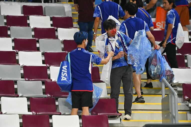 日本戦に訪れたサポーターのゴミ拾い　©Takuya Kaneko/JMPA