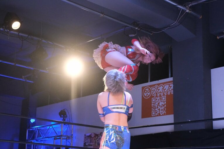 ドロップキック、ミサイルキックも得意とする梅咲　©Norihiro Hashimoto