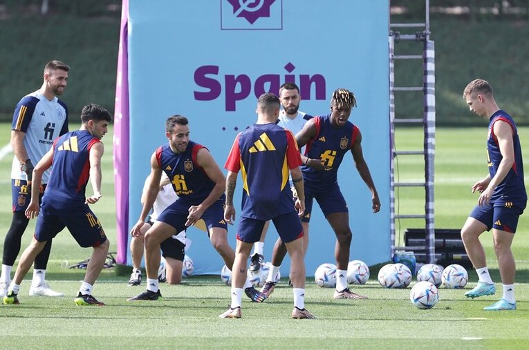 12月2日、日本が第3戦で対戦するスペイン。現地記者がひもとく現代表の特徴、そして代表チームのテクニカルスタッフが最警戒する日本の選手とは ／ photograph by JIJI PRESS