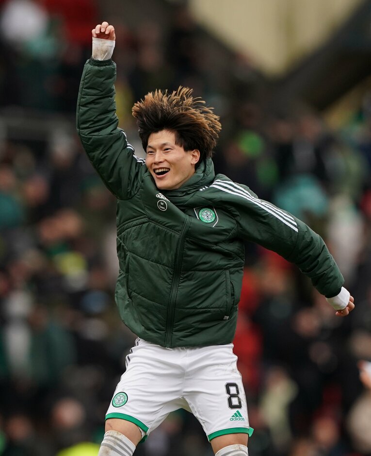 めっちゃはしゃぐ古橋　©JIJI PRESS