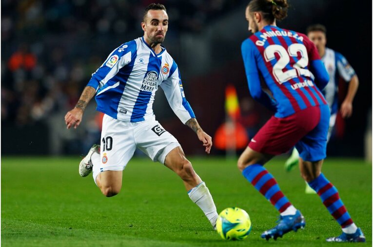 シャビ新監督41歳は暗黒バルサを救えるか 《メッシとの黄金連係・涙を撮ったカメラマン》が就任会見・初采配に見た“希望”とは(28)