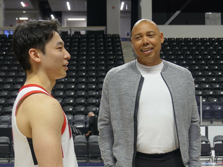 男子日本代表でコーチを務め、現在は女子日本代表のヘッドコーチを務めるコーリー・ゲインズ氏と（筆者撮影）