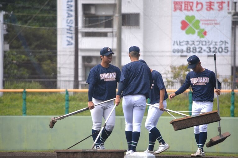 グラウンド整備中の末吉　©Takarin Matsunaga
