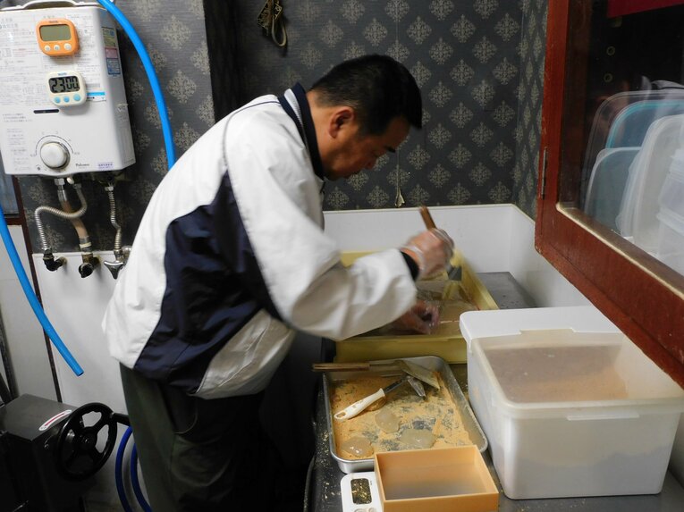 自らわらび餅を作る山田さん　©︎NumberWeb