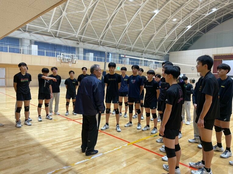 鎮西高校の練習風景。畑野監督（中央）の話に耳を傾ける選手たち　©︎Yuko Tanaka