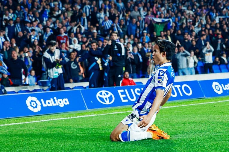 「久保建英がスペイン紙の一面に！」子供サポ「タケが決めるよ」予言通りマドリーを圧倒“ソシエダの熱狂”は翌日も…カメラマンは見た(26)