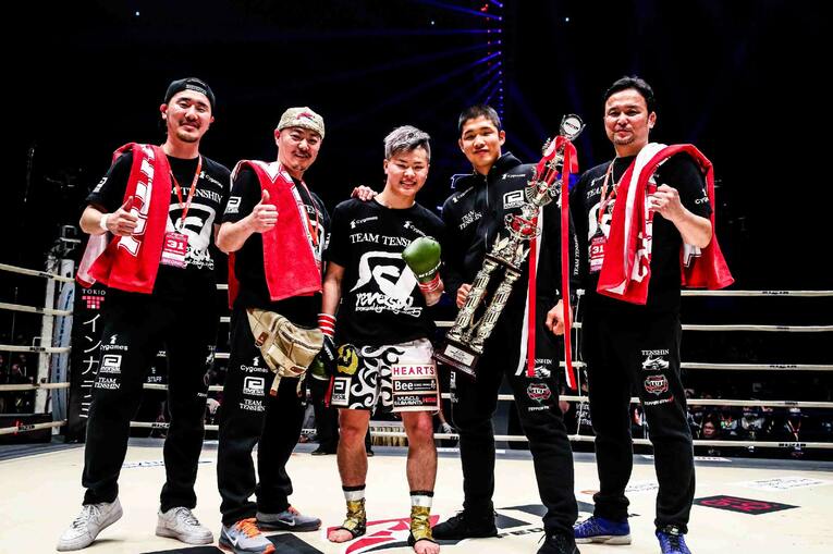『RIZIN』トーナメント優勝後、父・弘幸らと喜びを分かち合う　©RIZIN FF Susumu Nagao