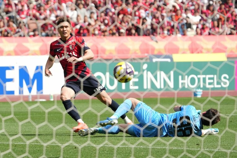 田川亨介の決勝ゴールの瞬間。鈴木優磨からのパスを一撃で仕留めた　©Masashi Hara