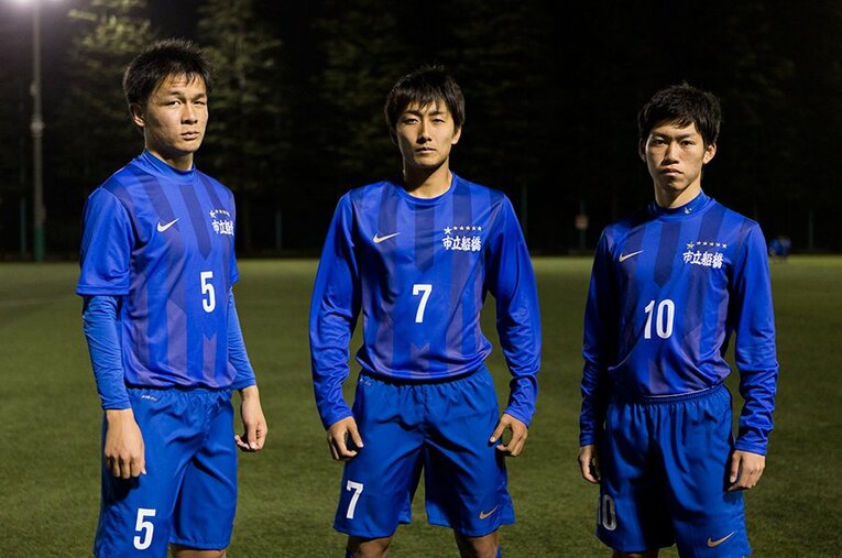 Jリーグ内定が決まった（左から）杉岡、原、高。これまで市船が獲得してきた15個のタイトルを示す星を胸に、高校最後の大舞台に臨む。 ／ photograph by NIKE