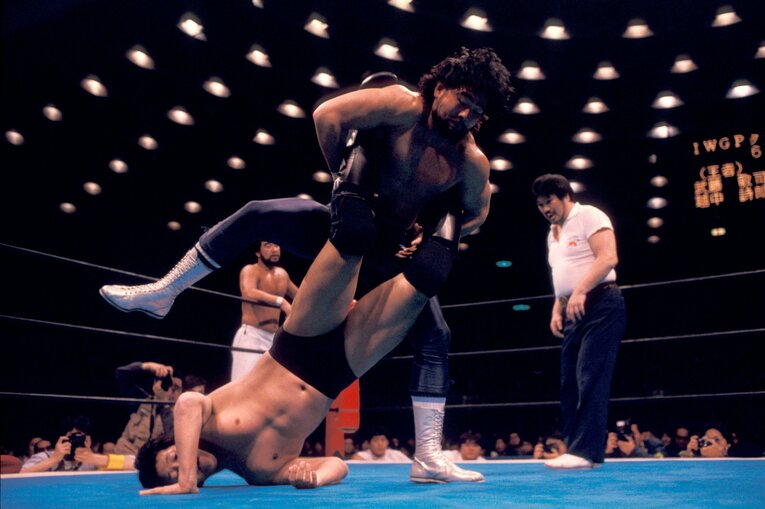 タッグマッチで前田日明を攻める武藤。1987年3月26日、大阪城ホール