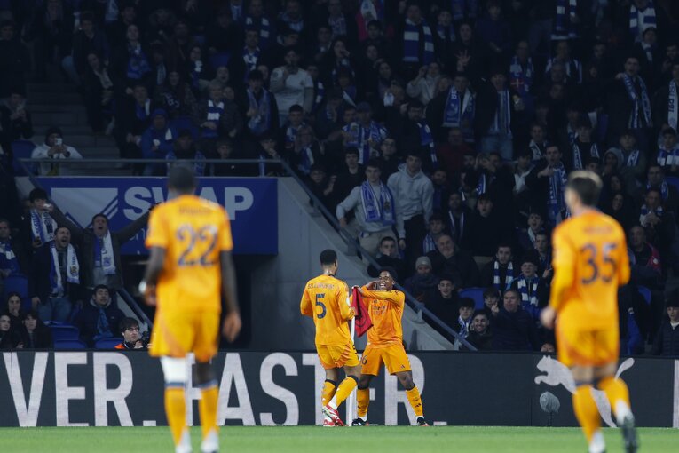 「クボは2回目だぞ！」マドリー名将が不服そうだが久保建英は「あんなのファールじゃないだろ？」とばかりに…“名門の圧vsソシエダの熱”を激写(6)