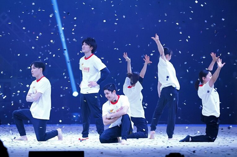 「体操展　動く芸術」で演技する内村航平さん（左から2人目）や白井健三さん（同3人目）ら ／ photograph by Kyodo News