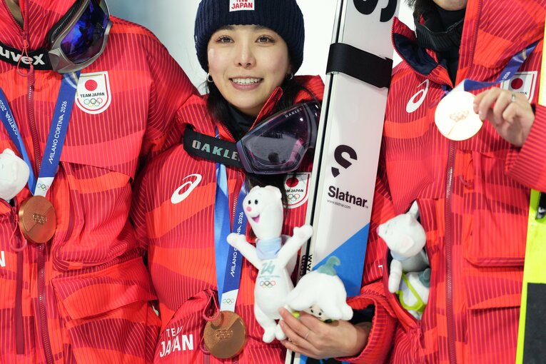 ミラノ五輪ジャンプ混合団体で銅メダルを獲得した日本チーム　©Tsutomu Kishimoto／JMPA