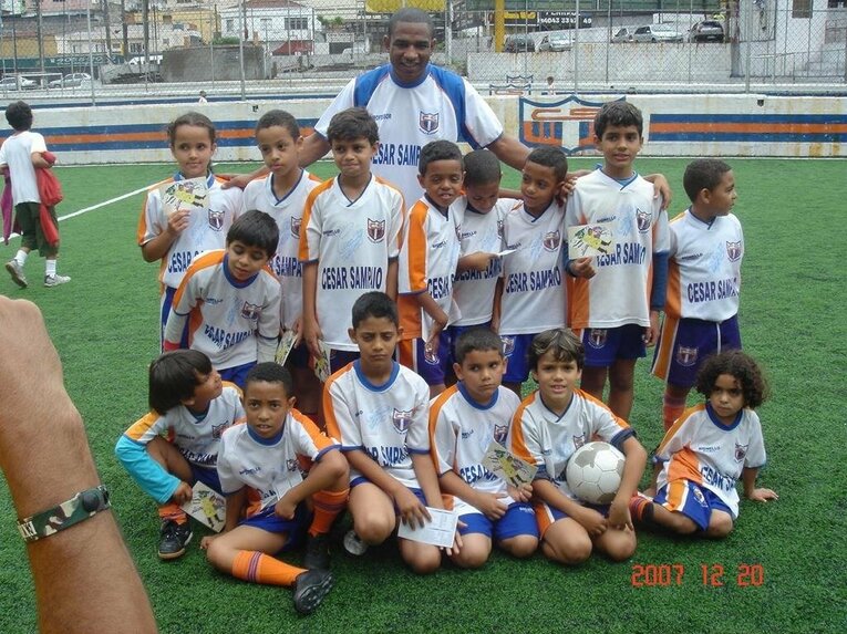 自身が運営するフットボール・スクールの生徒たちと　※本人提供