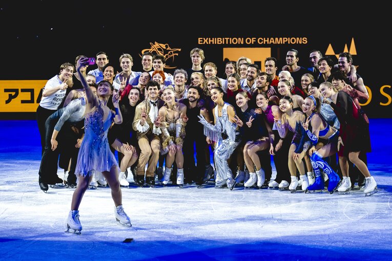 最後の世界選手権でも集合写真を撮影した坂本【スワイプするとそのほかの写真もご覧になれます】　©Getty Images