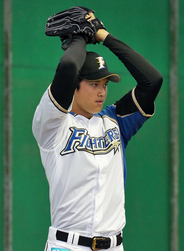 日本ハム時代の2015年、名護キャンプでワインドアップで投球練習する大谷。この年は花巻東高時代となるワインドアップを試していたが、安定感を重視するため開幕前に封印した　©KYODO