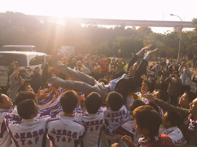 荒川監督を胴上げする小豆島チーム／真砂さん提供