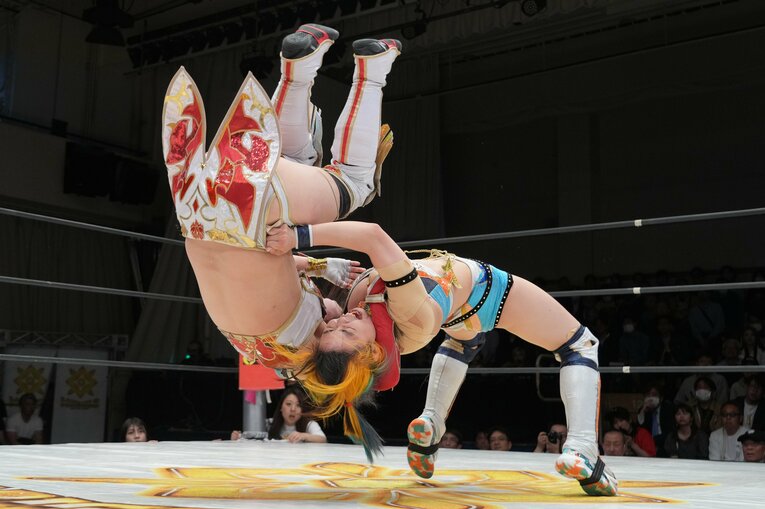 スープレックスを放つMIRAI　©Essei Hara